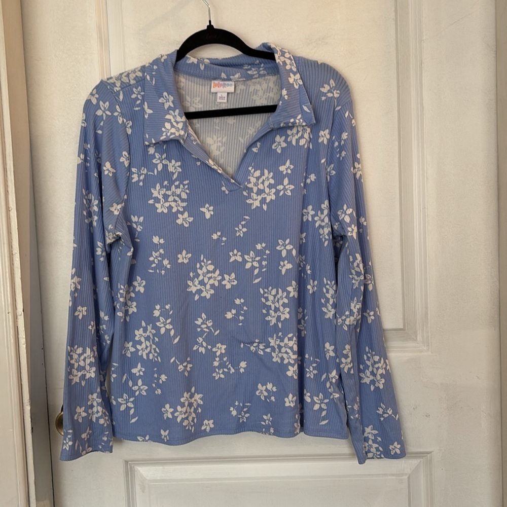 Lularoe Courtney Top in large and Xl - Picture 1 of 6